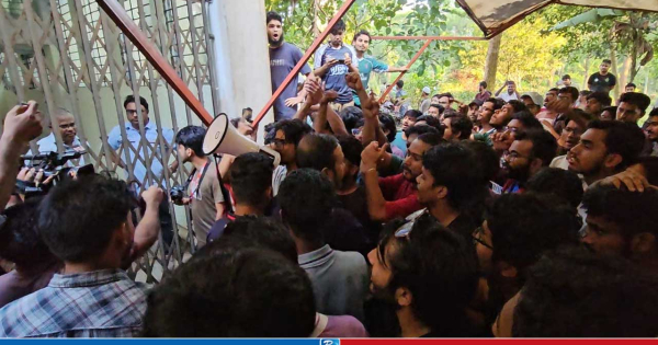 উপাচার্য ক্যাম্পাসে ফিরলে আরও কঠোর আন্দোলনের হুঁশিয়ারি চুয়েট শিক্ষার্থীদের